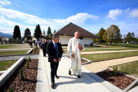 OTVORITEV NOVGA DELA POKOPALIŠČA V CERKNICI 19 FOTO LJUBO VUKELIČ